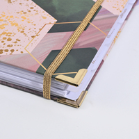 Agenda hebdomadaire et mensuel personnalisé avec logo en feuille d'or, motif géométrique hexagonal en spirale, couverture rigide et coins métalliques dorés