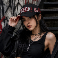 Cappellino da Baseball Ricamato con Lettere in Stile Old English, Logo Personalizzato, Grafica Fulmine, Snapback, Sottocappello Rosso con Arte Tatuata