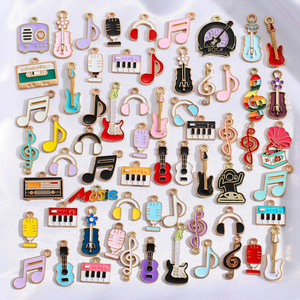 Bonito Colgante <span class=keywords><strong>de</strong></span> Aleación con Diseño <span class=keywords><strong>de</strong></span> Guitarra, Auriculares y Micrófono, con Efecto <span class=keywords><strong>de</strong></span> Goteo <span class=keywords><strong>de</strong></span> Aceite, para Joyería DIY, Collar, Pulsera, Llavero, Adorno para Bolso - Product Image 3