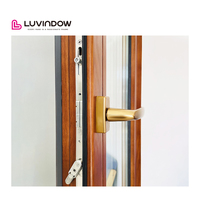Ventana Abatible de Aluminio con Acabado en Color Personalizado, Textura de Madera Premium, Reducción de Ruido y Aislamiento Térmico para Villas de Lujo
