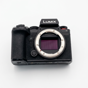 กล้องดิจิตอล SLR/DSLR รุ่น Lumix S5II ความละเอียด 24.2MP เซ็นเซอร์ CMOS ฟูลเฟรม บันทึกวิดีโอความละเอียดสูง 4K แบตเตอรี่ลิเธียม หน้าจอ 2-3 นิ้ว รองรับการ์ด SD - Product Image 1