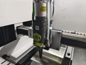 Machine de découpe <span class=keywords><strong>laser</strong></span> à fibre numérique automatique à haute vitesse entièrement fermée de haute précision 750W 1000W 1500W pour bijoux en métal - Product Image 4