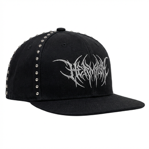 Cappello Fitted Heavy Metal Hip Hop in Tela Nera Intensa con Borchie Cromate e Ricami Metallici Stile Industriale Gotico Streetwear - Product Image 4