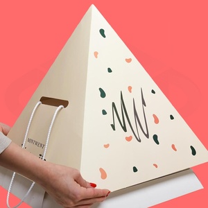 Özel Tasarım Çevre Dostu Geri Dönüştürülebilir Oluklu Piramit Karton Kutu Saplı Catering Paket Servis Yiyecek Ambalajı Özel Tasarım Süt - Product Image 3