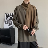 Chemise décontractée pour homme à col montant, manches longues, coupe ample, avec blocs de couleur et détail drapé irrégulier, idéale pour le quotidien