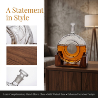 Carafe à whisky en verre cristallin texturé en forme d'anneau distinctif avec base en bois pour bourbon, scotch, brandy