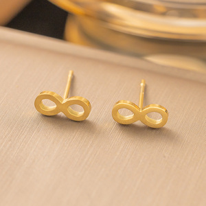 Conjunto de Joyería de Acero Inoxidable para Chicas a la Moda - Collar, Aretes y Pulsera con Número 8 Chapados en Oro para Bodas - Product Image 4