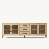 Buffet console moderne en chêne clair avec panneaux de verre, 4 portes et 3 tiroirs, poignées bronze foncé et pieds coniques pour salon