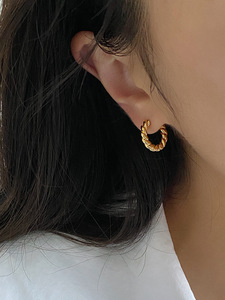 Pendientes <span class=keywords><strong>de</strong></span> tuerca en forma <span class=keywords><strong>de</strong></span> C para mujer, accesorios sencillos coreanos, sortijas perforadas chapadas en <span class=keywords><strong>oro</strong></span> <span class=keywords><strong>de</strong></span> 18K, joyería - Product Image 5