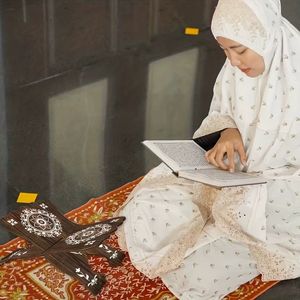 Supporto in Legno per Lettura del Corano, Arte Islamica, Marrone con Intarsi Intricati, Fatto a Mano per Casa - Product Image 4