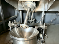 Grande machine automatique de polissage et de rectification pour casseroles en fonte et en acier, destinée au polissage du fond des casseroles en fer noir