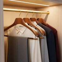 Cintres en bois de hêtre brun de luxe haut de gamme avec barre/hameçon pivotant à 360°, écologiques et de haute qualité pour les boutiques et les magasins de vêtements