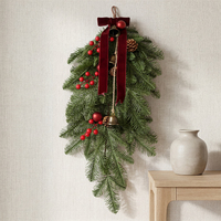 Decoración Navideña Vintage en Forma de Lágrima con 3 Campanas de Cobre, Cinta de Terciopelo Rojo, Piñas y Adornos Artificiales de Plástico para Colgar en la Pared