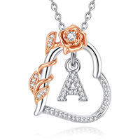Collier initial lettre A-Z Merryshine, bijou délicat en forme de rose, en cuivre plaqué or rose, pendentif avec 26 breloques alphabétiques