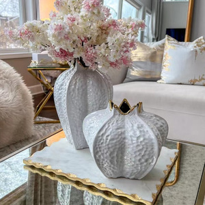 Vase en céramique de luxe blanc or à prix abordable, vase décoratif de table pour hôtel, maison, mariage, vase à fleurs - Product Image 1