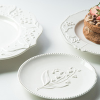 Ensemble d'assiettes en porcelaine de style européen, écologiques, à motif floral en relief blanc, fabriquées à la main, pour les mariages
