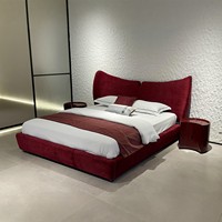 Neues italienisch-französisches minimalistisches Meerjungfrauenflossen-Doppelbett für das Hauptschlafzimmer, luxuriöses, samtbezogenes Polsterbett