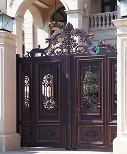 Puerta principal <span class=keywords><strong>de</strong></span> <span class=keywords><strong>hierro</strong></span> forjado personalizada <span class=keywords><strong>de</strong></span> lujo para acceso a Villa, entrada deslizante modelada en 3D, superficie recubierta <span class=keywords><strong>de</strong></span> <span class=keywords><strong>madera</strong></span> tratada a presión <span class=keywords><strong>de</strong></span> aluminio - Product Image 4