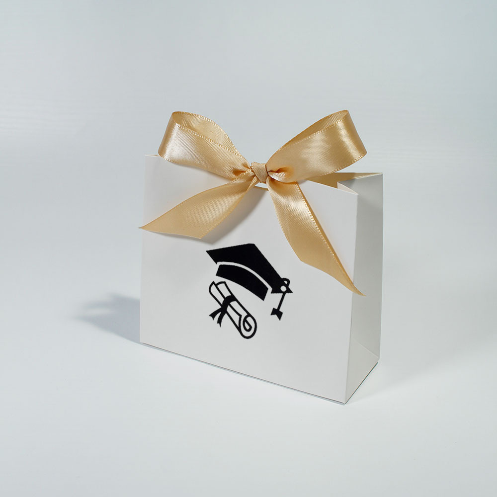 Sac blanc avec ruban doré