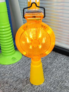 Feux de signalisation jaunes clignotants, lampes solaires à LED d'avertissement, lampes de chantier, cônes de signalisation routière - Product Image 2