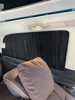Pare-soleil plissé de luxe en tissu pour vitres arrière de fourgonnettes et SUV |   Couleur et taille personnalisables |   Pare-soleil occultant pour voiture OEM ODM