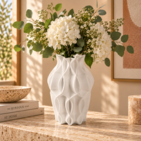 Vase en céramique blanche avec un motif géométrique en relief pour fleurs et décoration intérieure