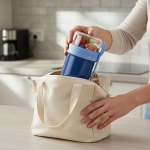 Gobelets portables en plastique à double couche scellés <span class=keywords><strong>pour</strong></span> petit-déjeuner, fruits, <span class=keywords><strong>milkshake</strong></span>, salades, yaourts, flocons d'avoine instantanés avec cuillère - Product Image 6