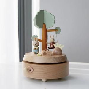Boîte à musique en bois personnalisée unique pour bébé, jouet rotatif à remonter, pour anniversaire et Noël, vente en gros - Product Image 3