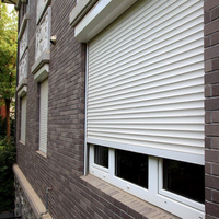 Porte de garage automatique en aluminium sur mesure, moderne, étanche et finie, avec système de fermeture enroulable