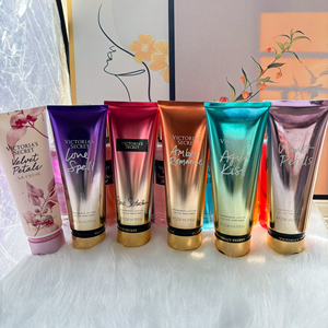 Loción Corporal Perfumada <span class=keywords><strong>Victoria</strong></span> <span class=keywords><strong>de</strong></span> 236 ml al por Mayor, Crema Corporal en Spray, Loción Corporal Perfumada <span class=keywords><strong>Victoria</strong></span>'s <span class=keywords><strong>Secret</strong></span> para Mujer - Product Image 1