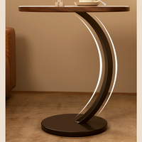 Une petite table d'appoint ronde au design compact avec une structure robuste. Une table d'appoint en bois massif exquise pour le canapé.