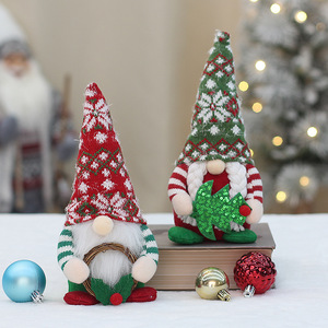 Décoration de Noël en tricot, gnome sans visage, cadeau de fête intérieure, chapeau à motifs rouge et vert, décoration textile écologique - Product Image 1