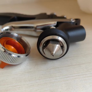 Pistola de Pulverización Iwata con Boquilla de 1.4 mm para Pintura Automotriz, Alimentación por Gravedad - Product Image 4