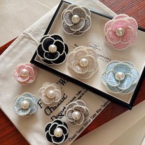 Broches de Lujo Personalizados de Camelia para Mujer, Broche Doble C de Moda Primavera - Product Image 1