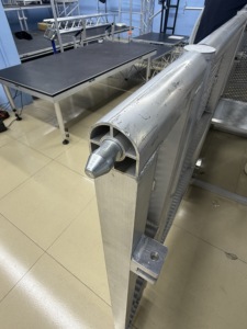 Barrière de concert en aluminium sur mesure OEM avec <span class=keywords><strong>tube</strong></span> interne en forme de fleur de prunier, base antidérapante et coins emboîtables - Product Image 3