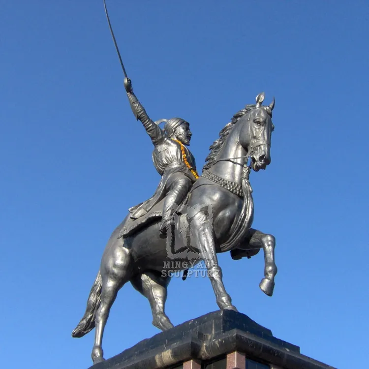 Antigo famoso guerreiro bronze estátua questria de shivaji, indiano, lutador, herói com espada, cavalo, escultura de cobre