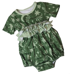 Impression personnalisée en usine, vente en gros, justaucorps bébé en coton biologique/polyester tricoté avec boutons-pression, motif Léo et Lune, taille élastique à volants - Product Image 1