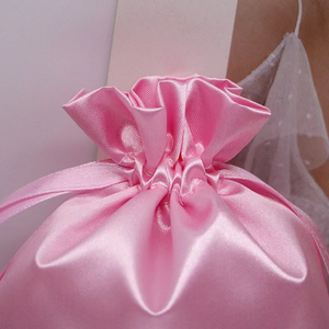 Sac d'emballage en satin pour bijoux avec cordon de serrage, pochette cadeau en coton rose avec logo, sac anti-poussière en satin – Vente en gros - Product Image 5