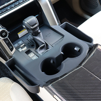 YiFeng Land Cruiser 300 LC300 2022-2026 Innenraum-Zubehör Mittelkonsolen-Organizer Ablagefach Getränkehalter Matte Kabelloses Ladepad