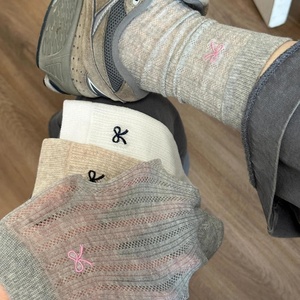 Chaussettes fines respirantes mi-mollet style coréen avec revers/logo intégré, couleur unie, printemps-été - Product Image 1