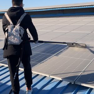 Robot de nettoyage de panneaux solaires photovoltaïques de haute qualité avec tête à rouleaux pour fenêtres et murs - Product Image 5