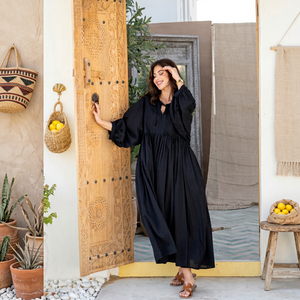 Robe longue décontractée bohème pour femme, faite main, en coton et lin noir uni, à manches bouffantes, coupe ample, col en V, idéale pour l'été - Product Image 1