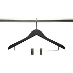 Cintres en bois personnalisés en gros avec pinces antidérapantes de haute qualité pour hôtels et magasins de vêtements - Product Image 1
