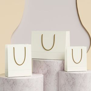 Emballage de sac cadeau de luxe personnalisé par le fabricant, sacs cadeaux en papier noir personnalisés avec impression de logo - Product Image 3