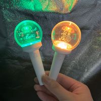 Vente en gros de lampes à main lumineuses en acrylique personnalisables et créatives, pendentifs, mini bâtons lumineux pour concerts, porte-clés