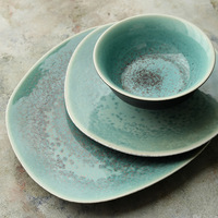 Service de vaisselle en céramique artisanale avec glaçure réactive turquoise, assiettes et bols irréguliers pour la maison, la cuisine et la restauration