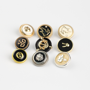 Tùy Chỉnh Logo Thương Hiệu Khắc Trống Matte Vàng Nút Quần Áo Kim Loại Chân Cho May - Product Image 1
