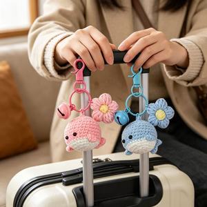 Porte-clés en crochet fait main en forme de dauphin, décoré de fleurs et de petites clochettes, idéal pour les sacs à dos, les valises et les clés de voiture - Product Image 5