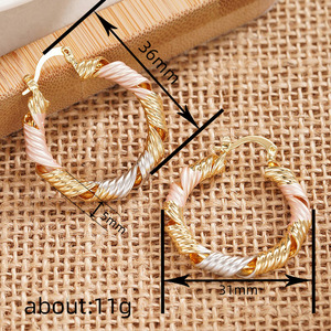 Orecchini a Cerchio Traforati a Tre Tonalità per Donne, Gioielli Eleganti e alla Moda - Product Image 4