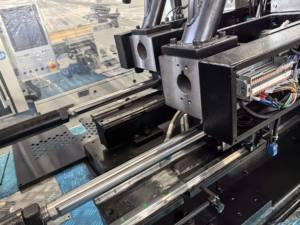 Machine de moulage par injection hydraulique horizontale de haute précision pour clips de tapis de voiture en PET, pinces à câbles bicolores, compétitive - Product Image 6